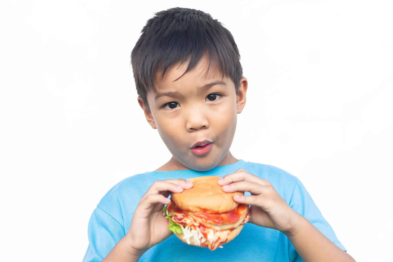 Детях fora. Плачущий мальчик ест бургер. Мальчик с гамбургером картинка. Мальчик кусает бургер картинка. Азиатский ребенок ест собаку.